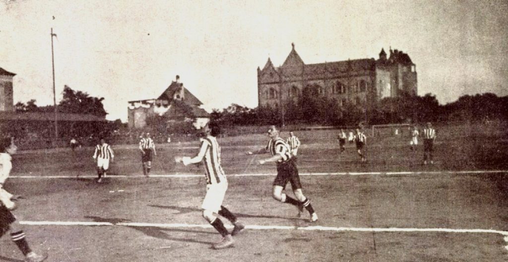 Rất nhiều những quy tắc bóng đá vẫn được áp dụng đến hiện nay