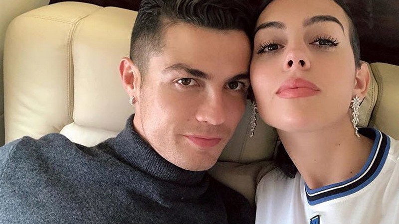 Người hâm mộ đang chờ đội cuộc hôn nhân hoành tráng của cặp đôi này