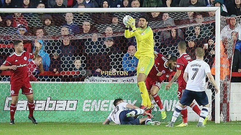 Simon Bloch Jørgensen cũng có chiều cao vượt trội trên 2m