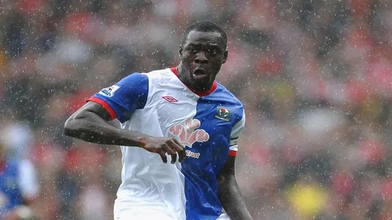 Chris Samba cũng nổi bật với sức khỏe của mình khi chơi bóng tại Ngoại Hạng Anh