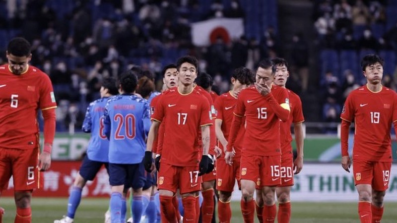 Thậm chí bên cạnh đó còn có những thứ làm xấu đị nền bóng đá này