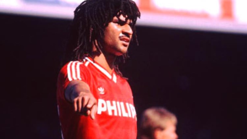 Cầu thủ Ruud Gullit đã có những bước đầu tiên tại quê nhà Hà Lan