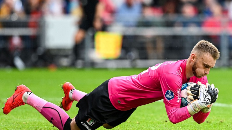 Và hiện nay cũng quay lại với bóng đá Hà Lan