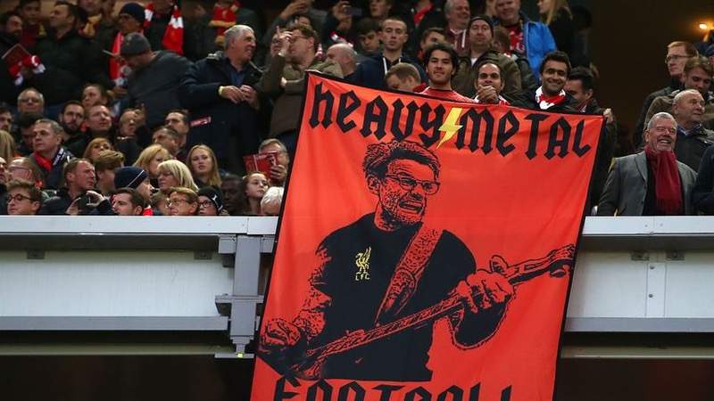 Huấn luyện viên Jurgen Klopp như một nghệ sĩ chơi rock của bóng đá