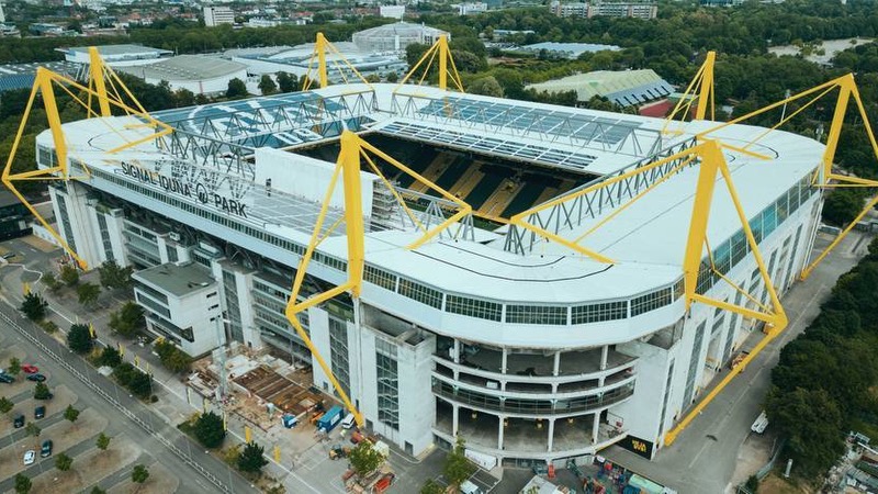 Sân vận động này mang tên một nhà tài trợ của Dortmund