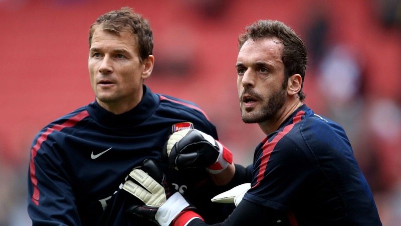 Thủ môn Manuel Almunia với Jens Lehmann có một mối quan hệ đầy khó khăn với nhau