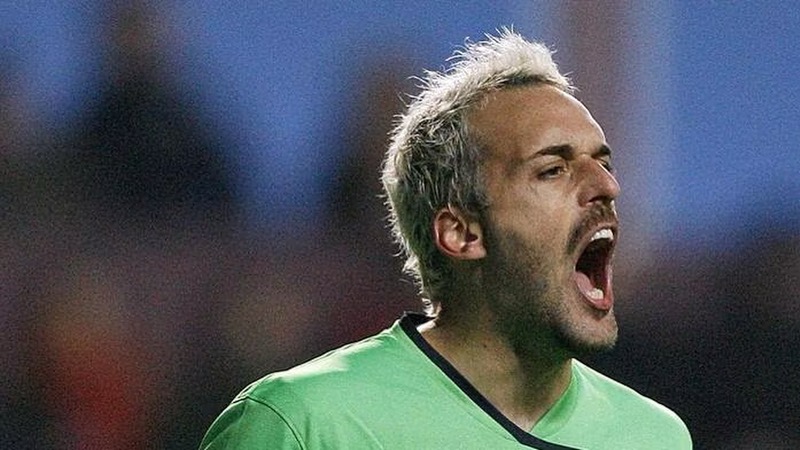 Thủ môn Manuel Almunia rất khó khăn trong sự nghiệp của mình