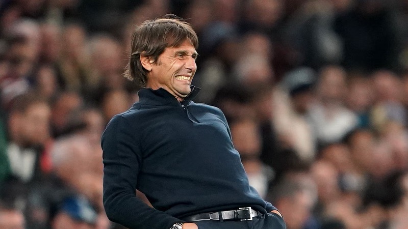 Huấn luyện viên Antonio Conte - Người đàn ông thịnh nộ trong bộ suit lịch lãm