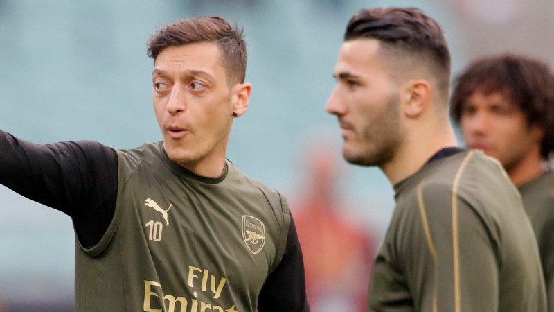 Ozil chắc chắn phải rất biết ơn với người đồng đội của mình