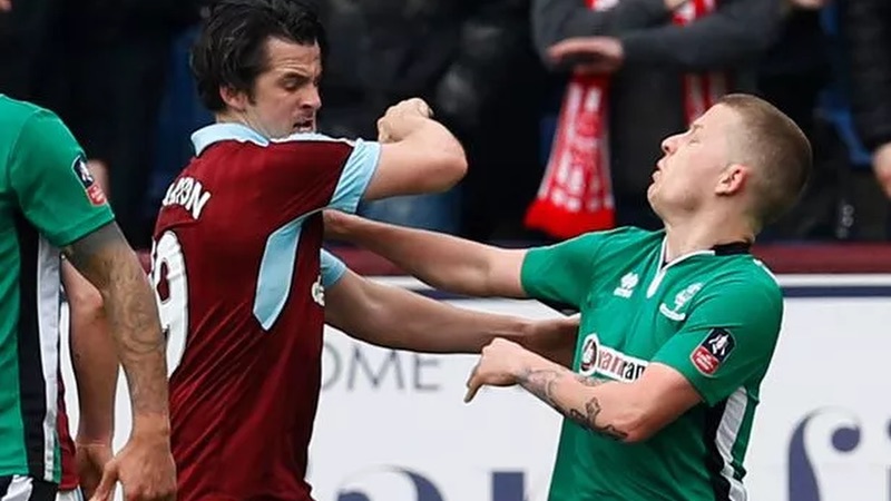 Cầu thủ Joey Barton như một gã côn đồ trên sân cỏ