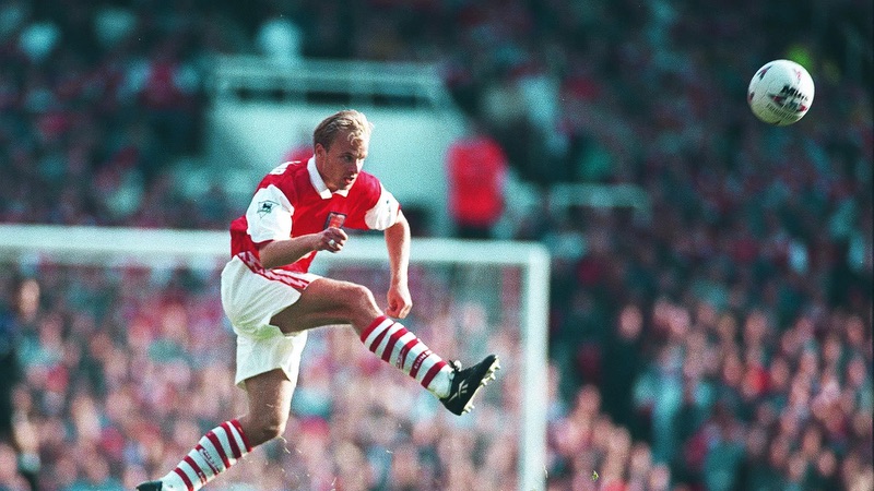 Cầu thủ Dennis Bergkamp là mẫu cầu thủ có thể làm mọi thứ trong một trận đấu