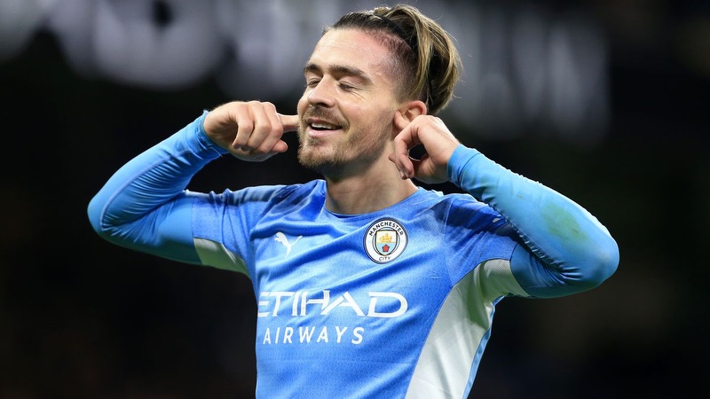 Sau đó cũng gây chấn động lớn khi đến với Man City