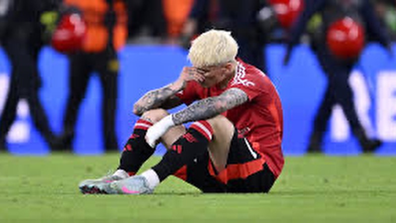 Nhưng sau đó là sự vụn vỡ vì áp lực quá lớn