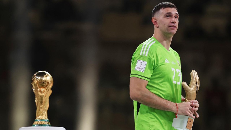 Chức vô địch không chỉ là danh hiệu thành công của thủ môn Emiliano Martinez